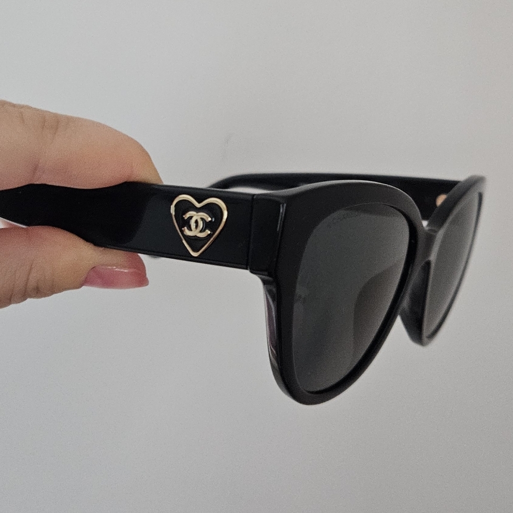 CHANEL Black Heart Logo Sunglasses - Picture 4 of 16
